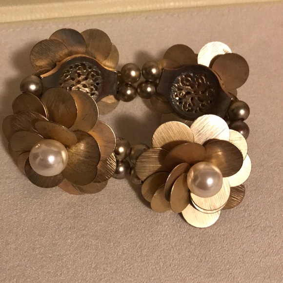 Jewelry - Bracelet- gold tone with faux pearls